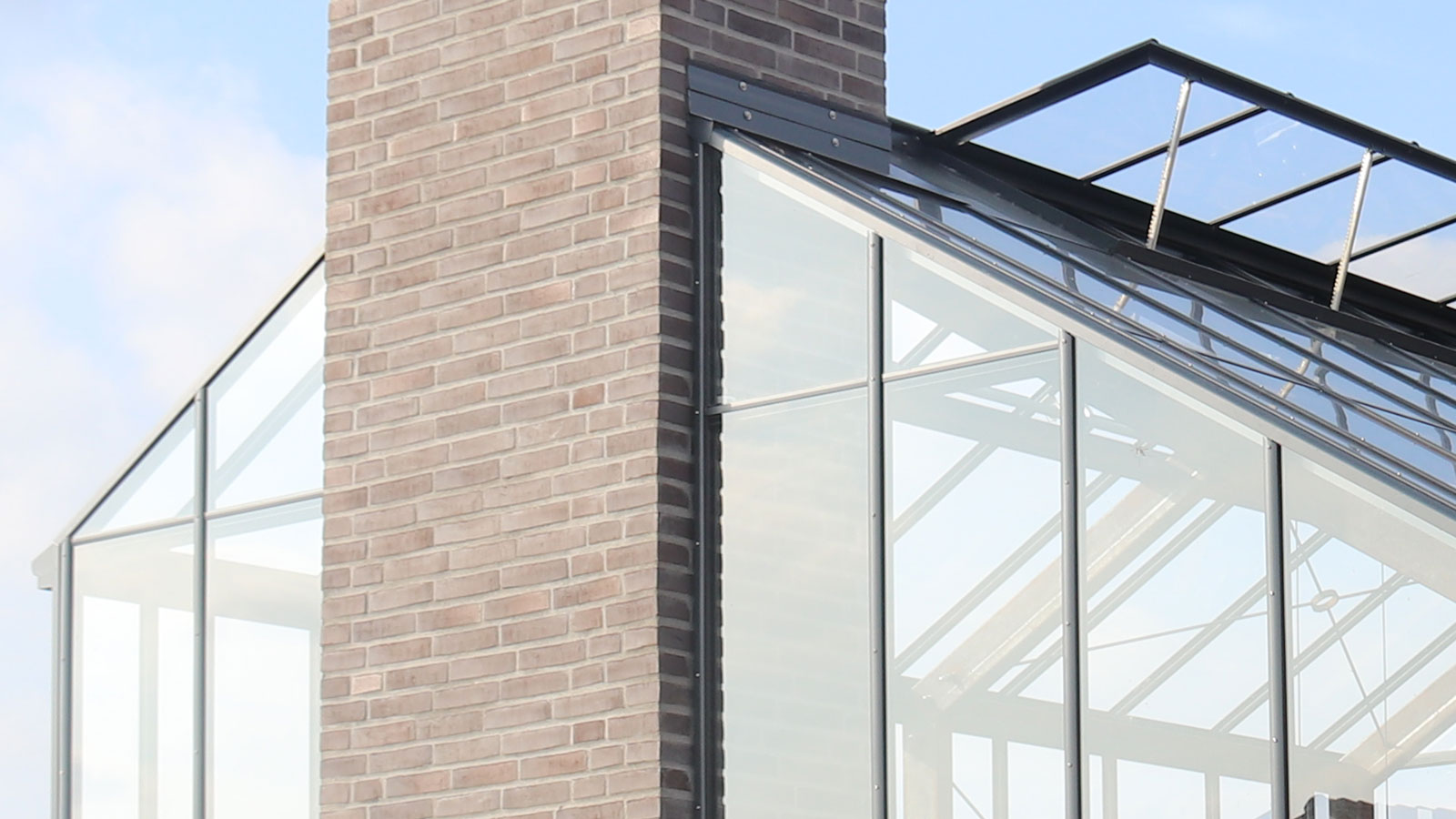 Glass building with slim aluminium profiles