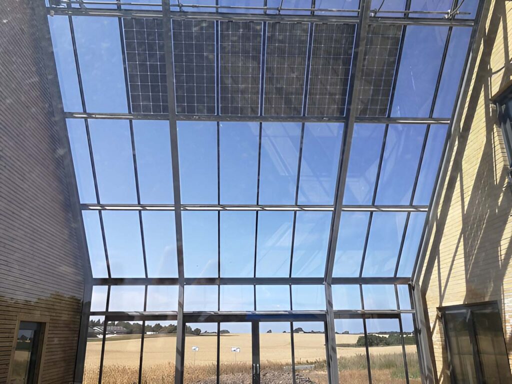 Glastag med solceller og opluk